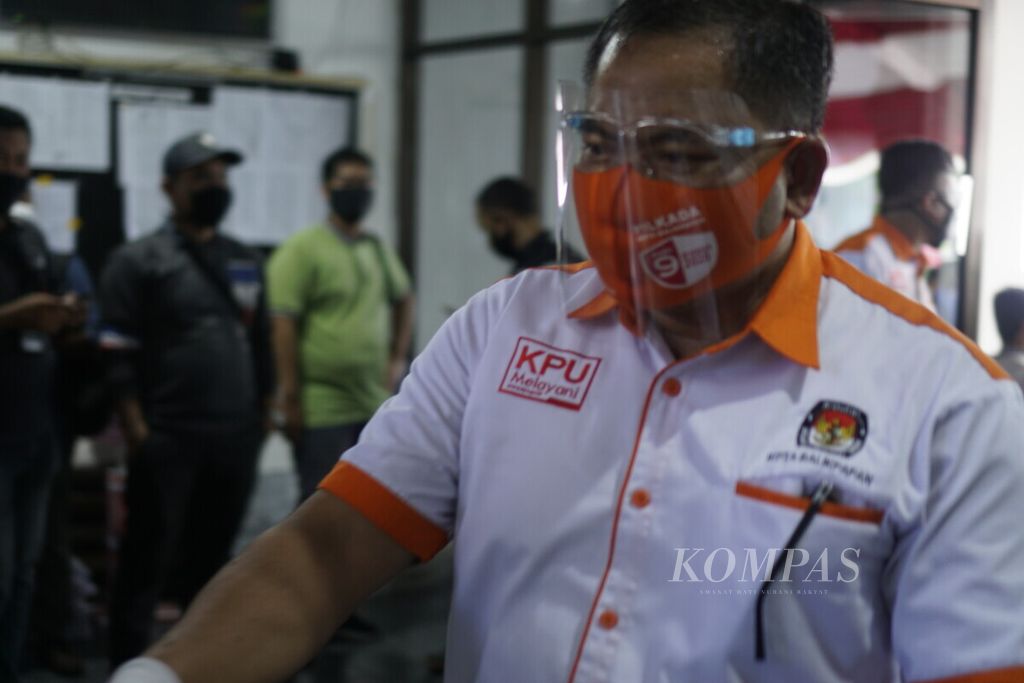 Ketua Komisi Pemilihan Umum (KPU) Kota Balikpapan Noor Thoha saat bertugas di masa pendaftaran pilkada.