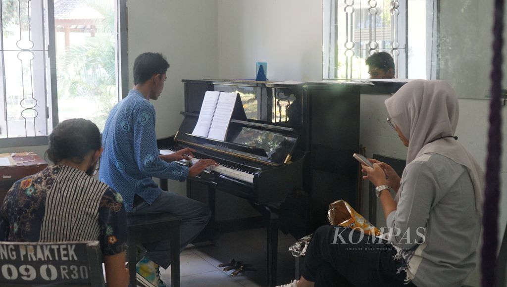 Seorang murid berlatih piano di SMK Negeri 2 Kasihan, atau SMM Yogyakarta, di Kabupaten Bantul, Daerah Istimewa Yogyakarta, Jumat (9/6/2023). 