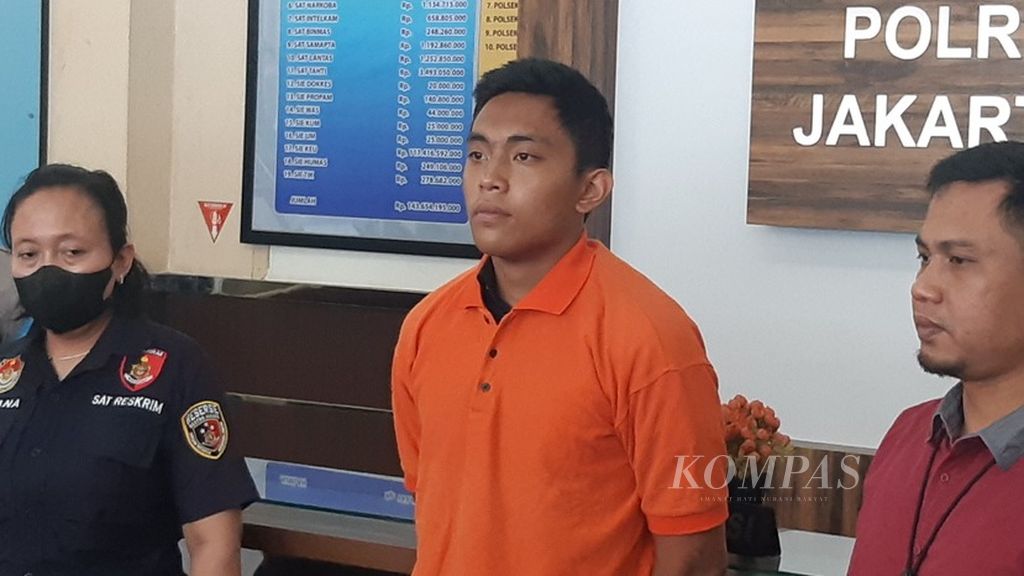 MDS (20), tersangka penganiayaan berat terhadap anak, dihadirkan dalam konferensi pers di Markas Polres Metro Jakarta Selatan, Rabu (22/2/2023).