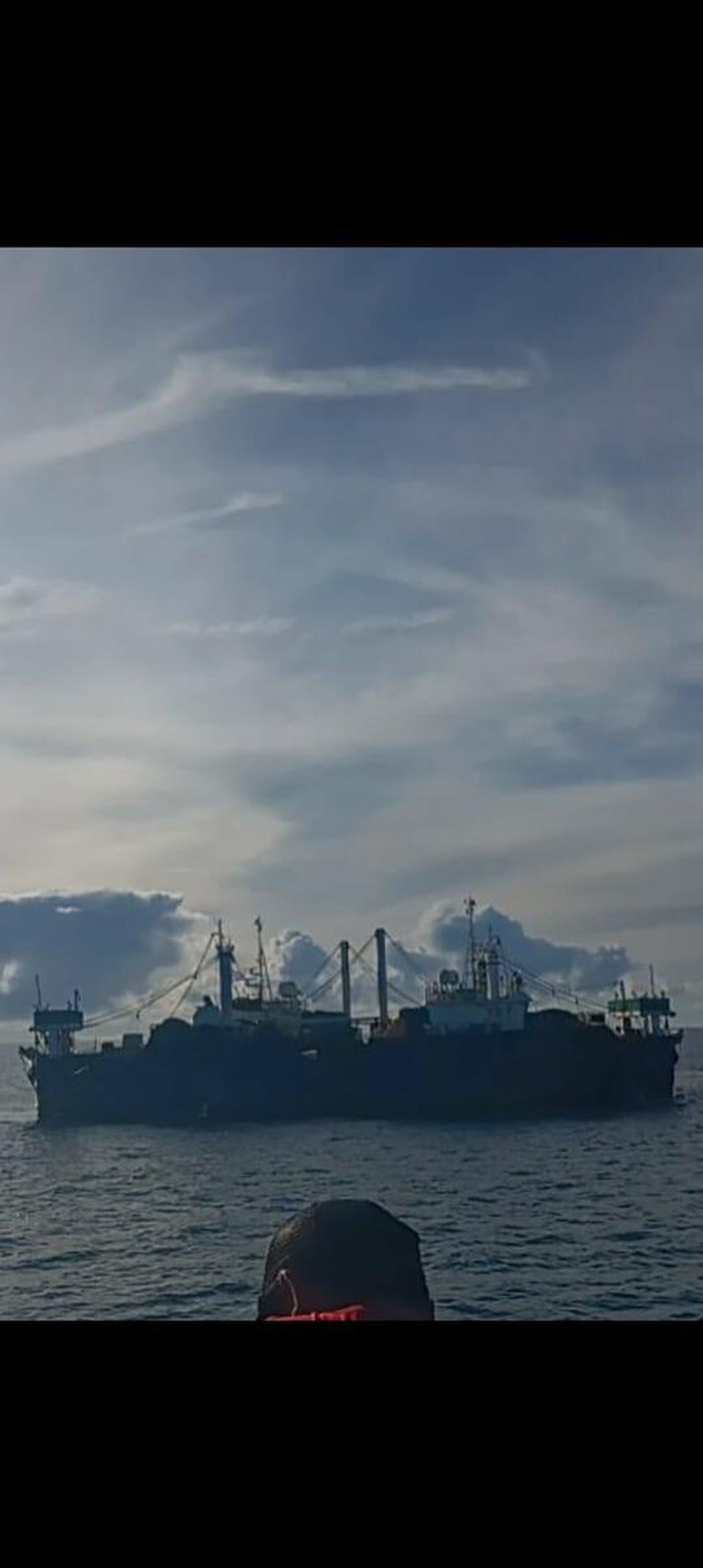 Kapal asing yang diduga melakukan pencurian ikan, perbudakan, sekaligus menggunakan bahan bakar bersubsidi di perairan Arafura, April 2024. Foto diambil oleh anak buah Kapal Mitra Utama Semesta yang akan masuk ke kapal itu.