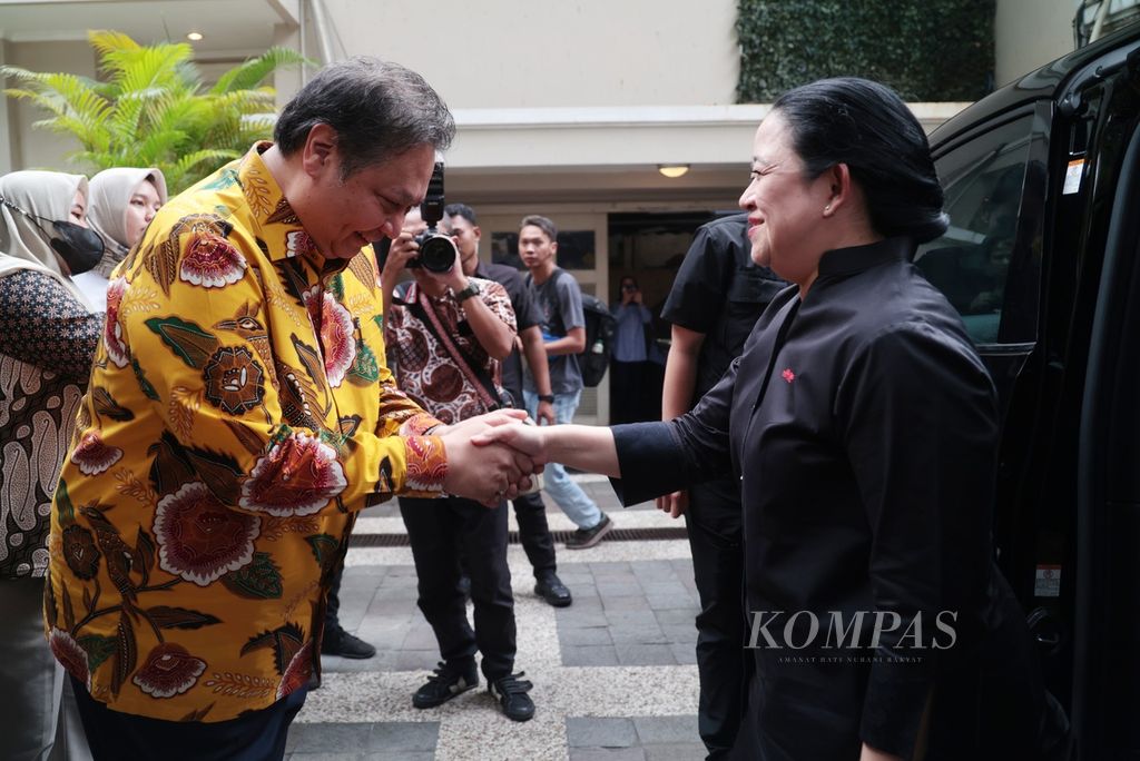 Ketua DPP PDI Perjuangan Puan Maharani (kanan) bertemu Ketua Umum Partai Golkar Airlangga Hartarto di Jakarta, Kamis (27/7/2023). 