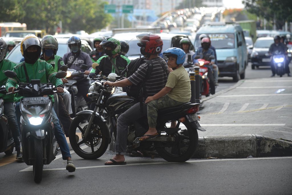 Pengendara sepeda motor menunggu giliran jalan di Jalan Jati Baru Raya, Jakarta Pusat, Rabu (14/12/2022).