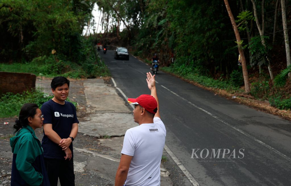 Direktur Perlombaan Borobudur Marathon 2023 Andreas Kansil (kanan) memberikan penjelasan kepada jurnalis saat mereka melihat lebih dekat rute Borobudur Marathon di Kabupaten Magelang, Jawa Tengah, Kamis (16/11/2023). 