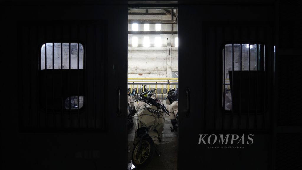 Sepeda motor ditata sebelum dimasukkan ke dalam gerbong kereta api di Stasiun Jakarta Gudang, Jakarta Utara, Rabu (12/4/2023). Direktorat Jenderal Perkeretaapian Kementerian Perhubungan menyediakan mudik motor gratis untuk 10.440 sepeda motor. 