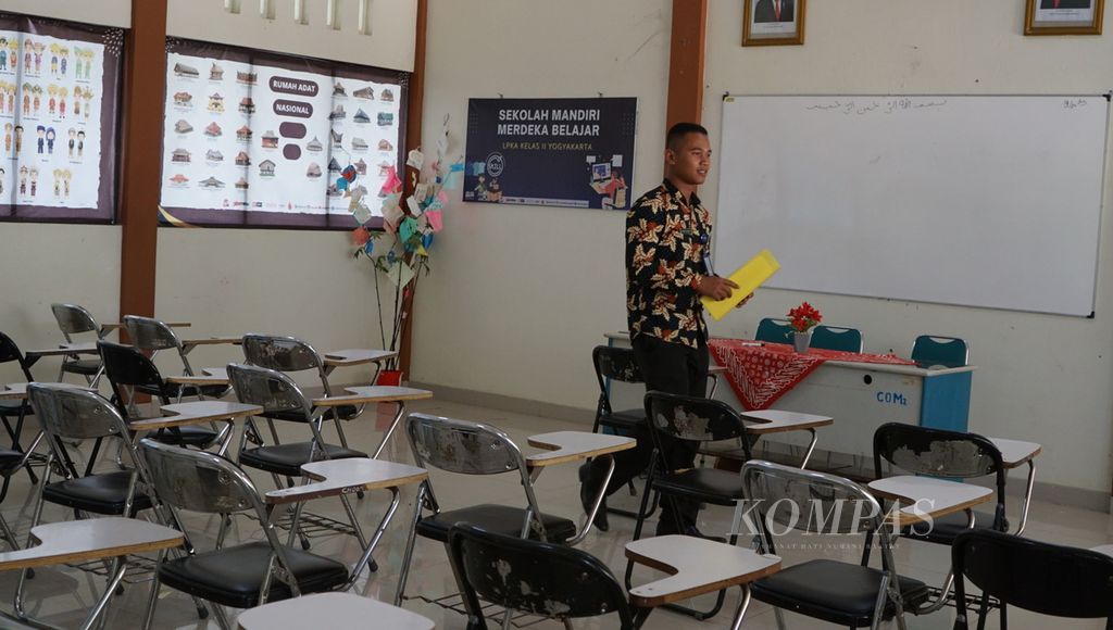 Suasana ruang kelas yang digunakan anak berhadapan hukum untuk menjalani pendidikan selama masa hukuman, di Lembaga Pembinaan Khusus Anak Kelas II Yogyakarta, Kabupaten Gunungkidul, Daerah Istimewa Yogyakarta, Kamis (24/8/2023).