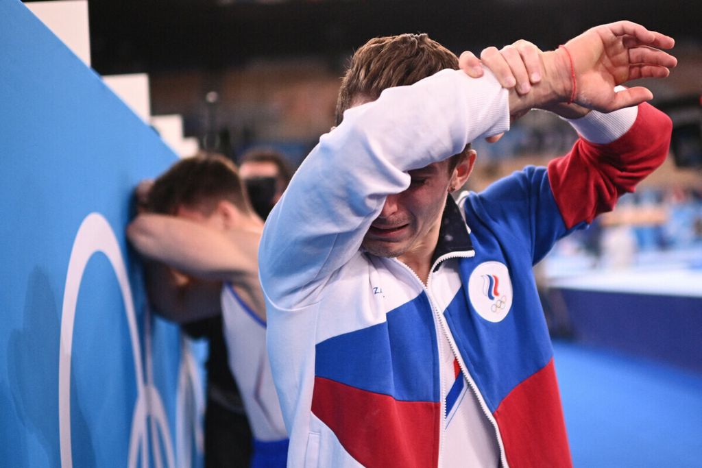Atlet Rusia, Denis Abliazin, menangis setelah memastikan medali emas senam artistik beregu putra pada Olimpiade Tokyo 2020 di Ariake Gymnastics Center di Tokyo pada 26 Juli 2021. Kontingen Rusia tak bisa menampilkan simbol-simbol negara di Olimpiade Tokyo 2020 seiring sanksi WADA. 