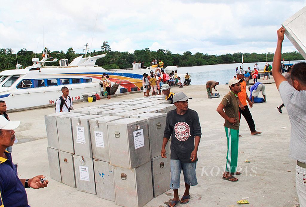 Para portir di Pelabuhan Watdek, Langgur, ibu kota Kabupaten Maluku Tenggara, Maluku, Senin (7/4), sedang memindahkan kotak suara untuk Pemilu Legislatif 2014 yang akan didistribusikan ke Pulau Kei Besar menggunakan kapal cepat. 