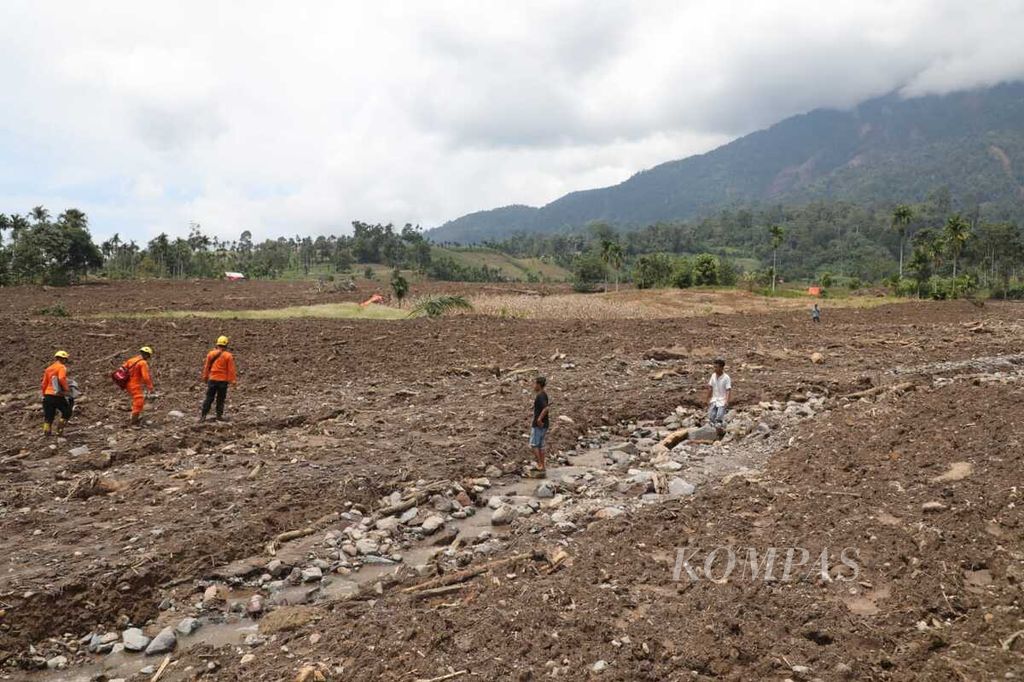 Tim gabungan dan warga mencari lima warga yang hilang akibat longsor di Nagari Malampah, Kecamatan Tigo Nagari, Kabupaten Pasaman, Sumatera Barat, Minggu (27/2/2022). Longsor itu terjadi setelah gempa bermagnitudo 6,1 mengguncang Pasaman dan sekitarnya pada 25 Februari lalu.