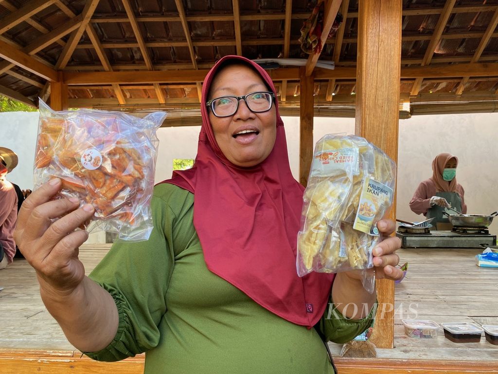  Ninik Lestari (55), Ketua Poklahsar Karya Makmur, menunjukkan produk kelompoknya, Juli 2023. Karya Makmur adalah salah satu poklahsar yang tergabung dalam Persatuan Kelompok Pengolah dan Pemasar Ikan (Poklahsar) Gili Balu di Poto Tano, Sumbawa Barat, Nusa Tenggara Barat.