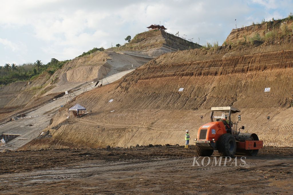Proses pembangunan Bendungan Kuwil Kawangkoan di Kecamatan Kalawat, Minahasa Utara, Sulawesi Utara, pada akhir 2019.