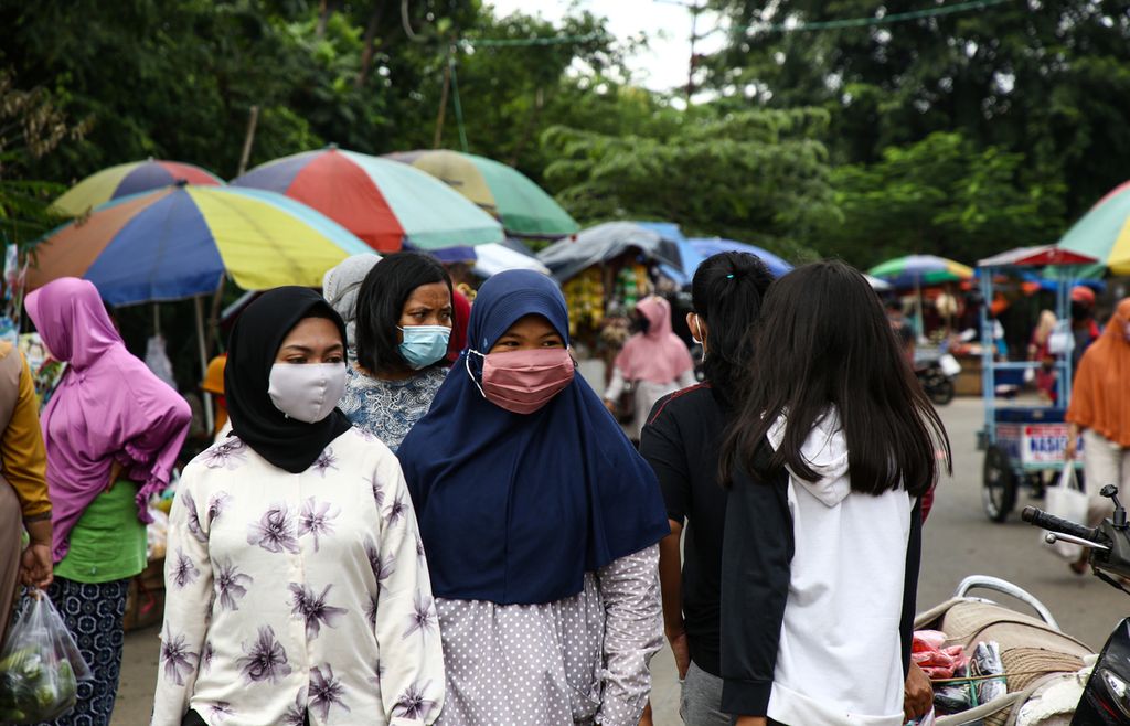 Warga mengenakan masker saat berbelanja di Pasar Sipon di Jalan Irigasi, Kota Tangerang, Banten, yang ramai, Selasa (5/5/2020). 