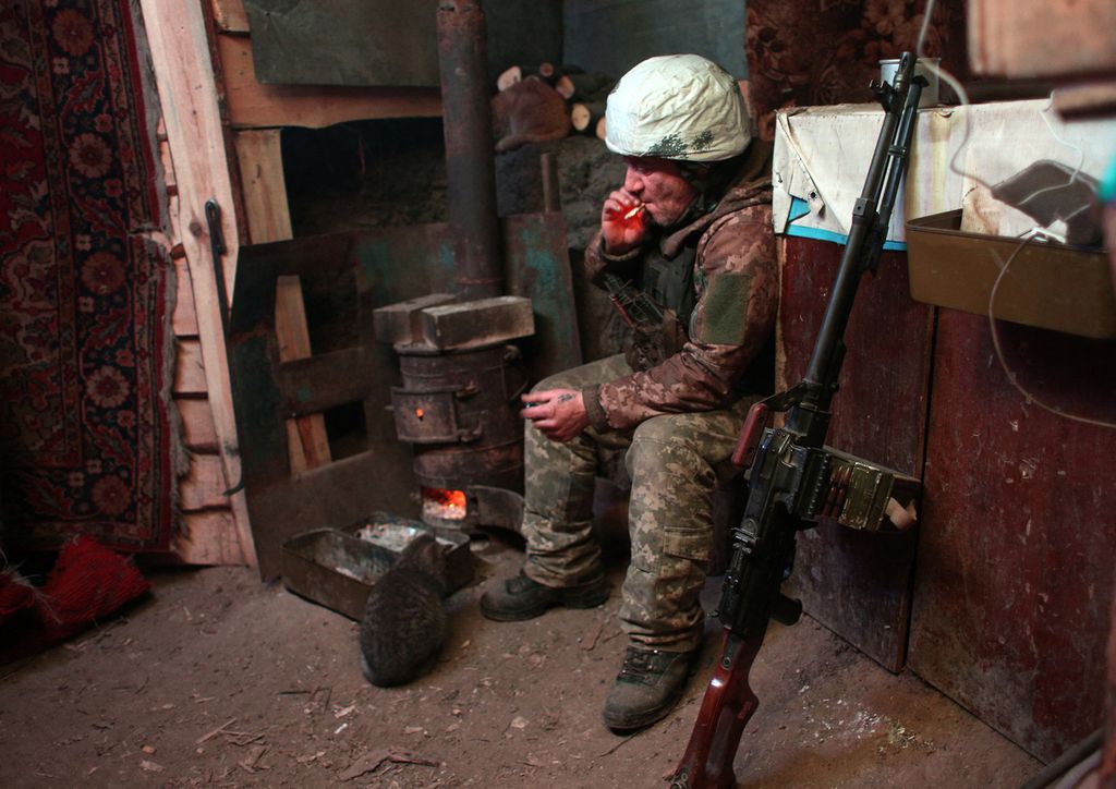 Seorang anggota pasukan Ukraina tengah beristirahat di sebuah tempat perlindungan yang terletak di Desa Zolote, sebelah timur wilayah Lugansk, Jumat (21/1/2022). Kawasan ini dikuasai oleh kelompok separatis yang didukung oleh Rusia.