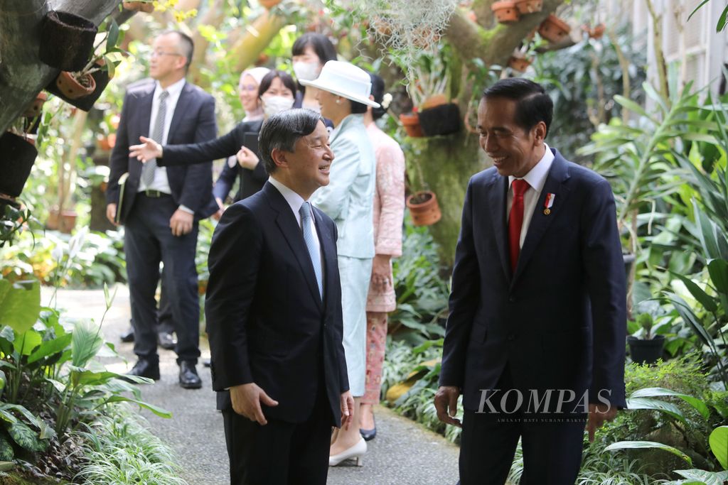 Presiden Joko Widodo berbincang dengan Kaisar Jepang Naruhito saat melihat tanaman anggrek di Kebun Raya Bogor, Jawa Barat, Senin (19/6/2023). 