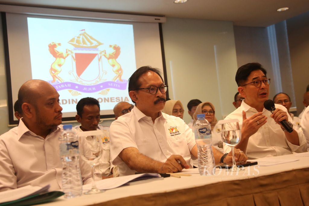 Ketua Umum Kadin periode 2021-2026 Arsjad Rasjid (kanan) didampingi pengurus Kadin, Minggu (15/9/2024), memberikan keterangan kepada wartawan di Jakarta terkait Munaslub Kadin di St Regis, Jakarta, Sabtu (14/9/2024). Arsjad Rasjid mengatakan, munaslub yang memilih Anindya Bakrie sebagai Ketua Umum Kadin yang baru adalah ilegal.