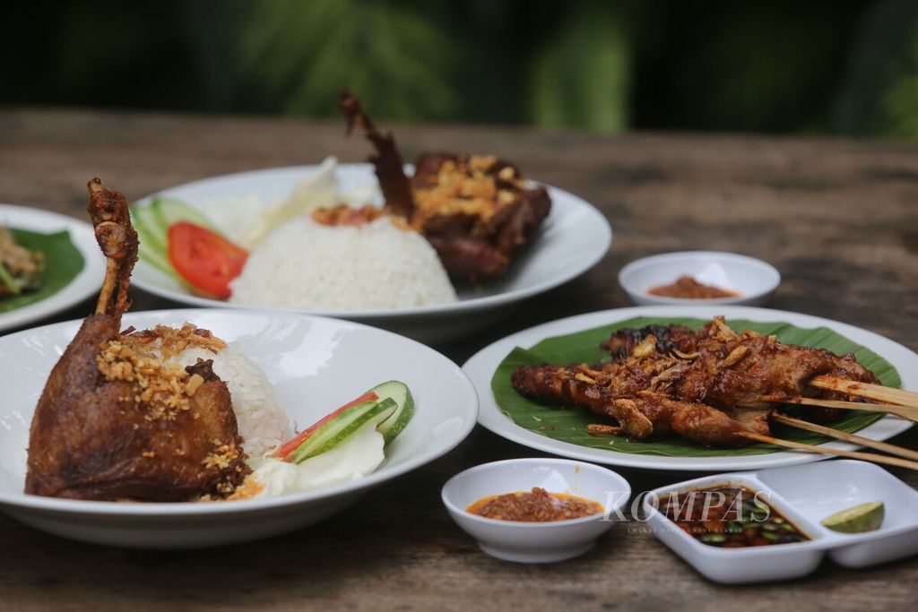 Menu sate bebek dan bebek goreng ala Resto Bebek Perdikan di kawasan Kuningan, Jakarta Selatan, Rabu (6/10/2021).