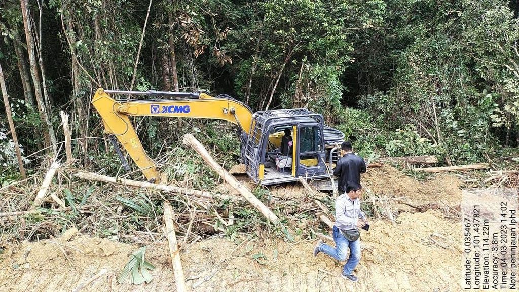 Ekskavator ditemukan tim patroli di hutan desa di Kenegerian Gunung Sahilan, Kecamatan Gunung Sahilan, Kampar, Riau, yang mengalami perambahan, Sabtu (4/3/2023). Hutan desa ini merupakan hutan penyangga Taman Nasional Tesso Nilo.