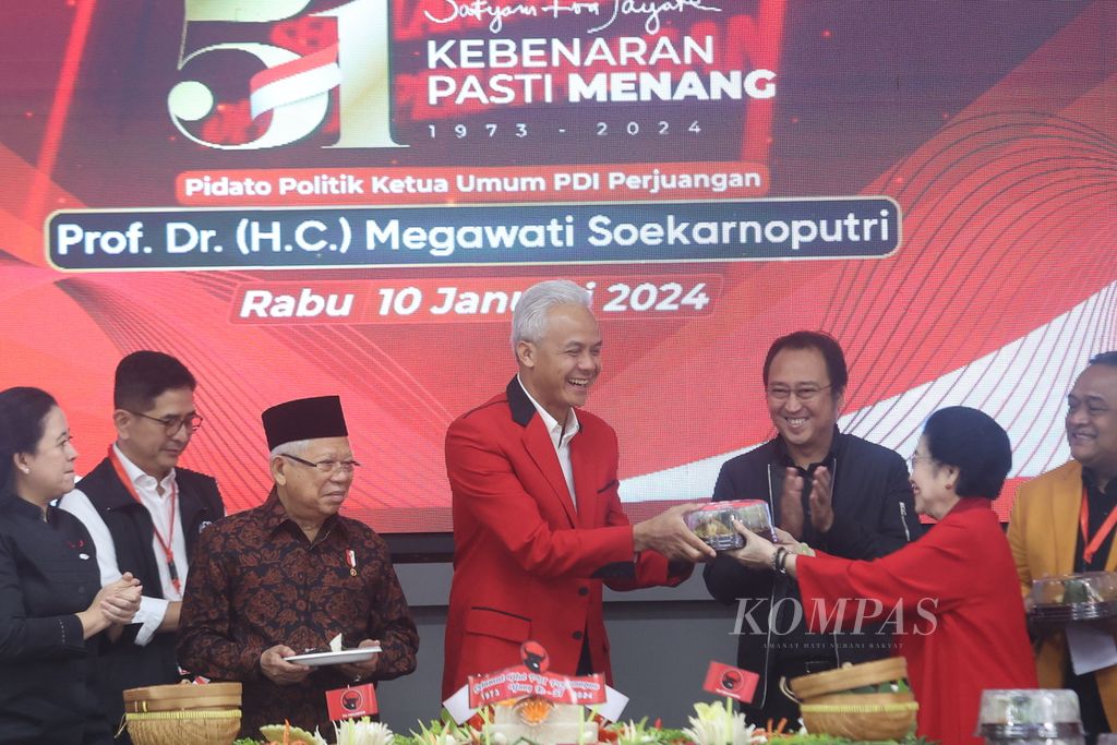 Ketua Umum PDI-P Megawati Soekarnoputri memberikan tumpeng kepada calon presiden nomor urut tiga, Ganjar Pranowo, disaksikan Wakil Presiden Ma'ruf Amin saat HUT Ke-51 PDI-P di Lenteng Agung, Jakarta, Rabu (10/1/2024).