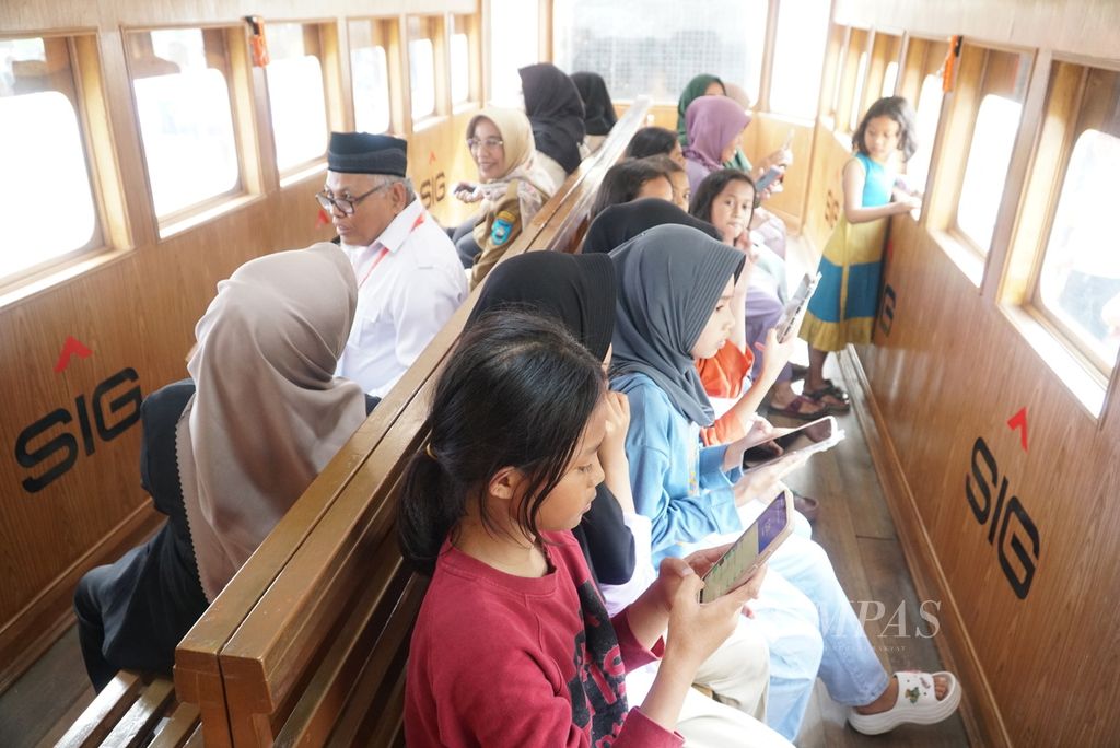 Suasana di dalam gerbong kereta api uap Mak Itam yang melakukan perjalanan perdana saat diresmikan di Stasiun Sawahlunto, Kelurahan Pasar, Kecamatan Lembah Segar, Kota Sawahlunto, Sumatera Barat, Selasa (20/12/2022). 