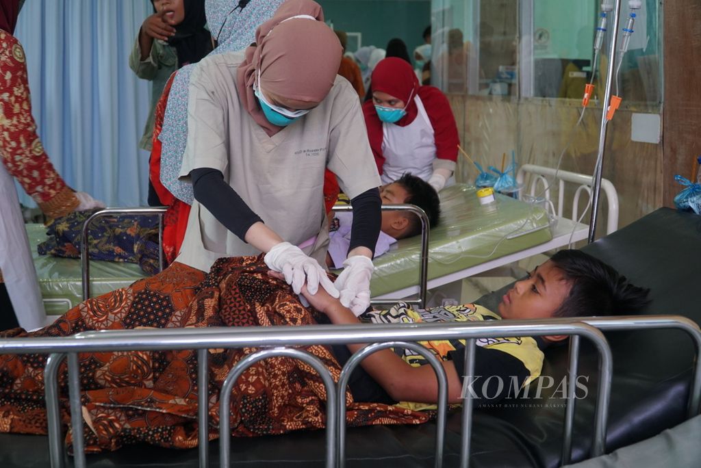 Ilustrasi: Petugas kesehatan melakukan perawatan terhadap siswa SD 29 Gunung Sarik yang mengalami keracunan jajanan bakso bakar di instalasi gawat darurat RSUD dr Rasidin Padang, Sumatera Barat, Selasa (11/1/2022).