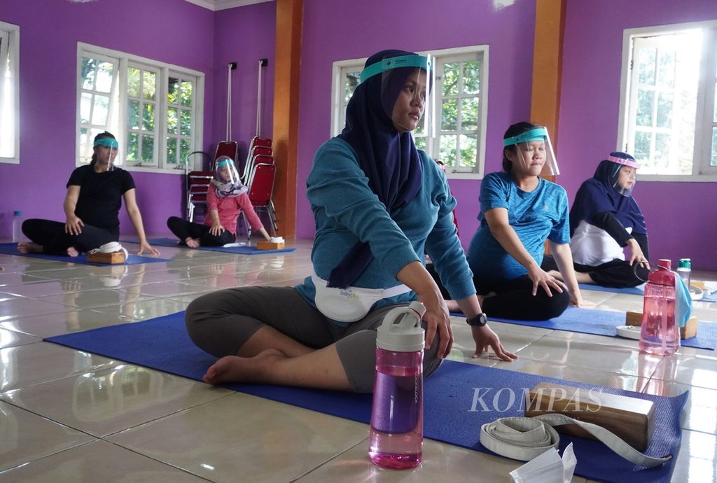 Ibu-ibu hamil mengikuti kelas prenatal yoga di Klinik Ngesti Widodo, Kecamatan Ungaran Timur, Kabupaten Semarang, Jawa Tengah, Sabtu (9/4/2022). Dalam prenatal yoga, para ibu hamil diajari mempersiapkan persalinan yang normal dan dilatih teknik pernapasan supaya lebih rileks saat menghadapi persalinan.