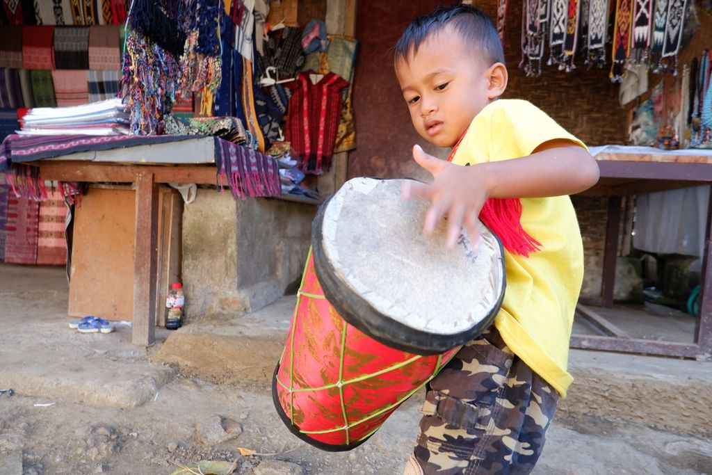 Anak-anak di Dusun Adat Sasak Sade, Lombok Tengah, NTB, berlatih memainkan alat musik tradisional.