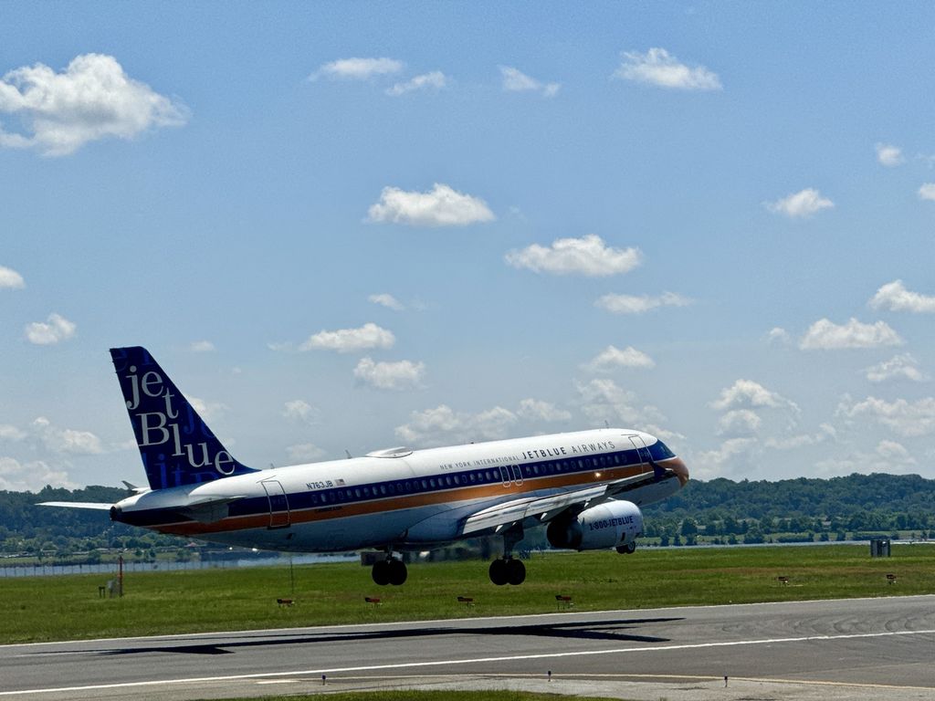 Pesawat JetBlue hendak mendarat di Bandara Internasional O'Hare di Chicago, Amerika Serikat, 22 Mei 2024. 