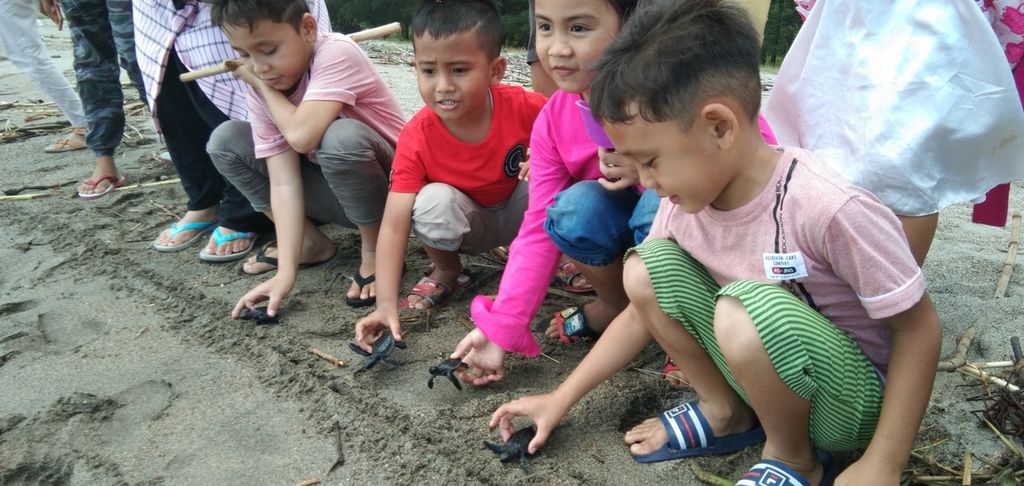 Anak-anak melepasliarkan penyu yang ditangkarkan oleh komunitas Pandah ArtGreen di Pantai Maligi, Jorong Pantai Indah, Nagari (Persiapan) Maligi, Kecamatan Sasak Ranah Pasisie, Pasaman Barat, Sumatera Barat, Sabtu (21/9/2019).