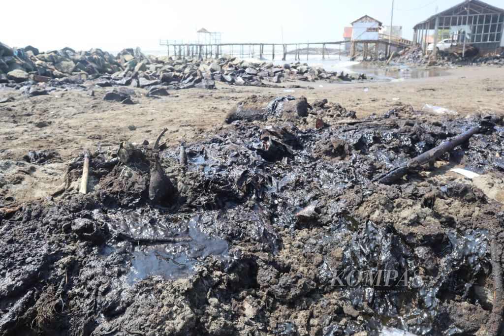 Ceceran tumpahan minyak (<i>oil spill</i>) akibat kebocoran pada anjungan Lepas Pantai YYA-1 area Pertamina Hulu Energi Offshore Nort West Java (PHE ONWJ) di Pantai Pisangan, Desa Cemarajaya, Kecamatan Cibuaya, Karawang, Jawa Barat (6/8/2019).
