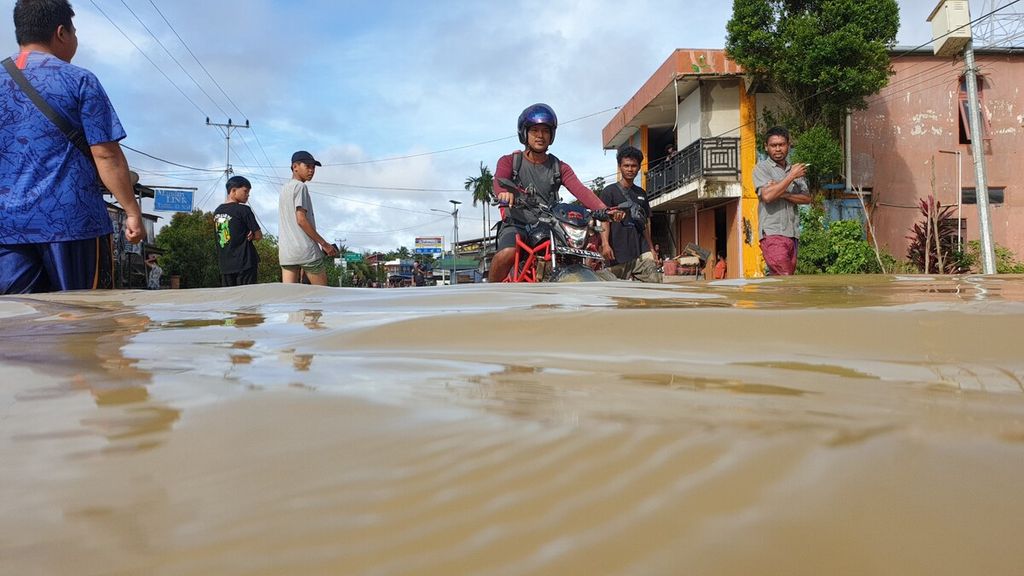 Banjir di jalur Trans-Kalimantan di Balai Berkuak, ibu kota Kecamatan Simpang Hulu, Kabupaten Ketapang, Kalimantan Barat, Senin (10/10/2022).