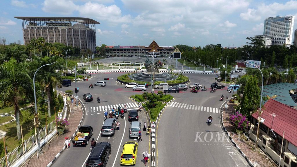 Tampak gambar suasana di Tugu Nol Kilometer, Kota Pekanbaru dengan latar belakang Kantor Gubernur Riau pada 17-04-2020.