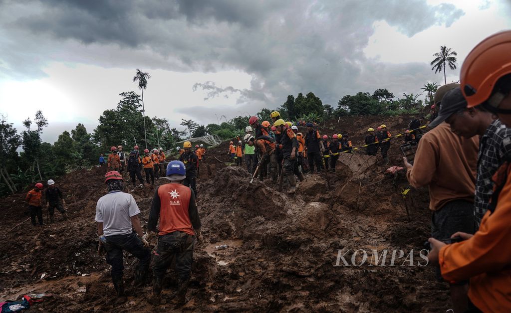 Suasana saat para petugas gabungan SAR, TNI, polisi, dan sukarelawan melakukan pencarian korban yang masih tertimbun longsor di Cijedil, Kabupaten Cianjur, Jawa Barat, Kamis (24/11/2022). 