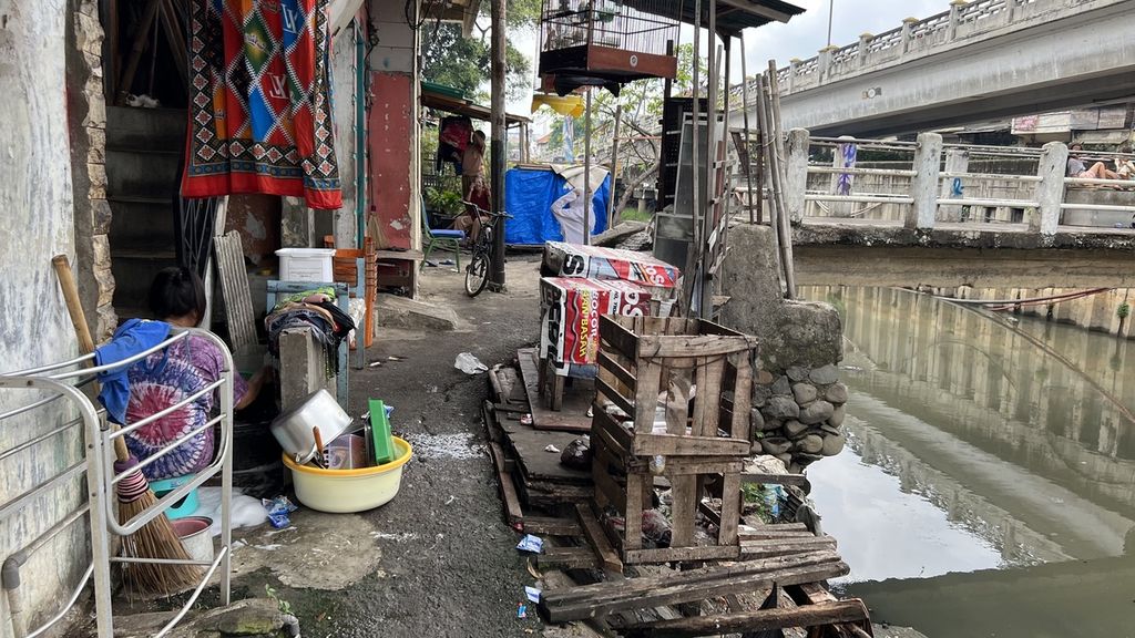 Warga Sungai Angke sedang mencuci perabotannya di tempat tinggalnya yang terletak di sempadan Sungai Angke, Jembatan Lima, Tambora, Jakarta Barat, Jumat (7/10/2022)