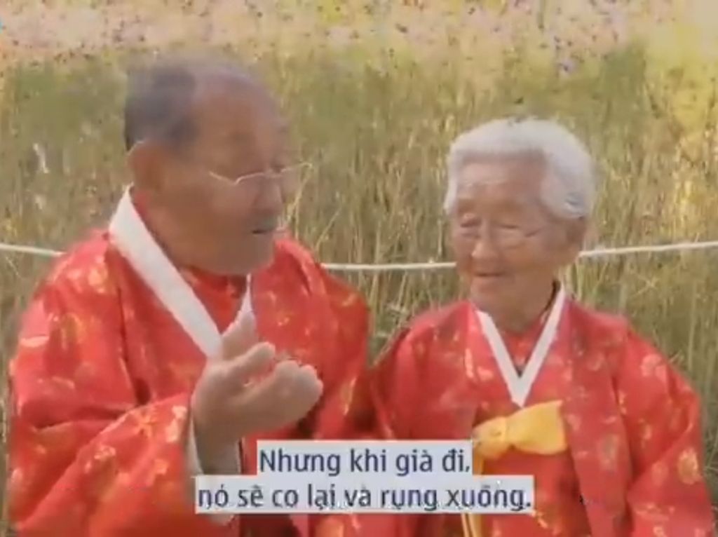 Jo Byeong-man (98) dan istrinya, Kang Kye-yeol (89), dalam film dokumenter <i>My Love, Don</i>’<i>t Cross That River</i> (2013). Mereka menjalani hari-hari tua bersama dalam usia perkawinan yang mencapai 75 tahun hingga akhirnya maut yang memisahkan mereka.