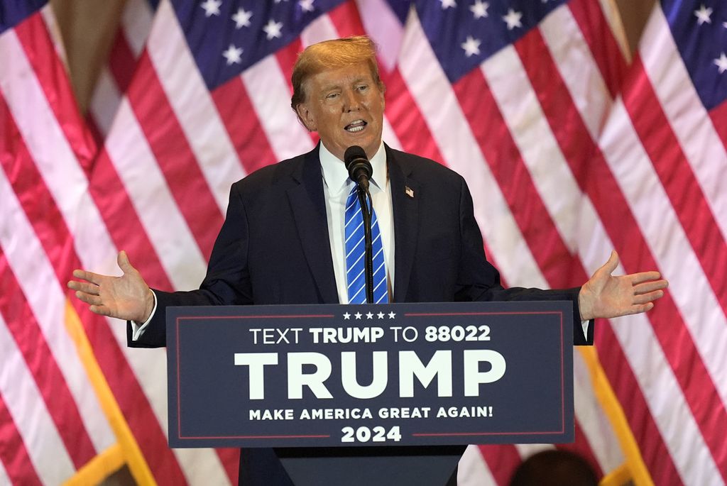 Bakal calon presiden AS dari Partai Republik, Donald Trump, berpidato dalam pemilihan internal pendahuluan Super Tuesday di Mar-a-Lago, Palm Beach, Florida, 5 Maret 2024. 