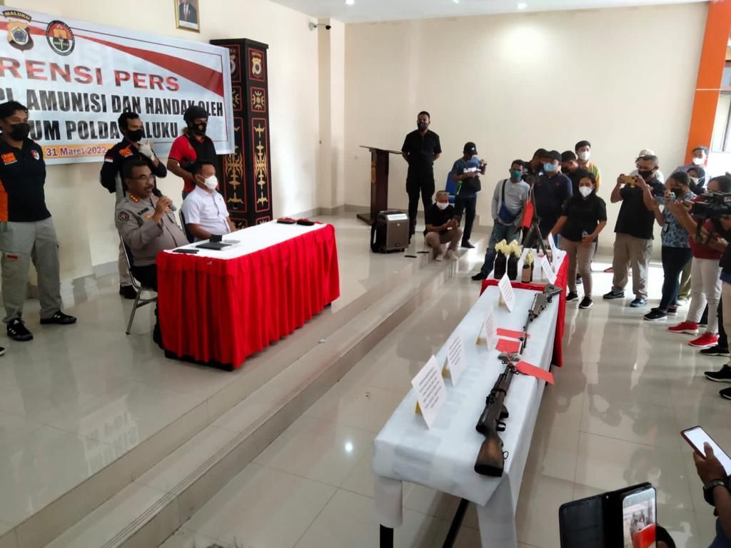 Barang bukti berupa senjata api, amunisi, dan bahan peledak digelar dalam konferensi pers di Markas Polda Maluku pada Kamis (31/3/2022). Bahan berbahaya itu ditemukan aparat di hutan Pulau Haruku, Kabupaten Maluku Tengah, Maluku.
