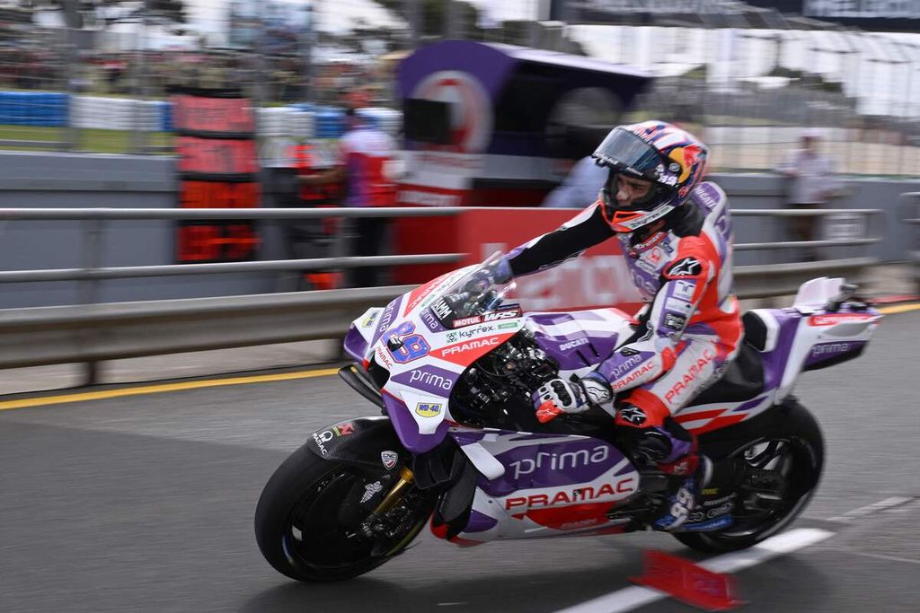 Pebalap tim Prima Pramac Ducati, Jorge Martin, meninggalkan garasi untuk menjalani latihan bebas kedua MotoGP seri Australia di Sirkuit Phillip Island, Jumat (20/10/2023).