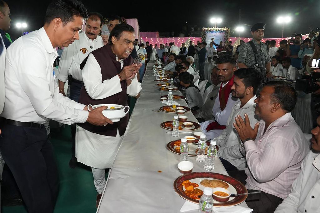 Orang terkaya di India, Mukesh Ambani, menyapa tamu saat acara Anna Seva di Jamnagar, Negara Bagian Gujarat, India, Rabu (28/2/2024).  