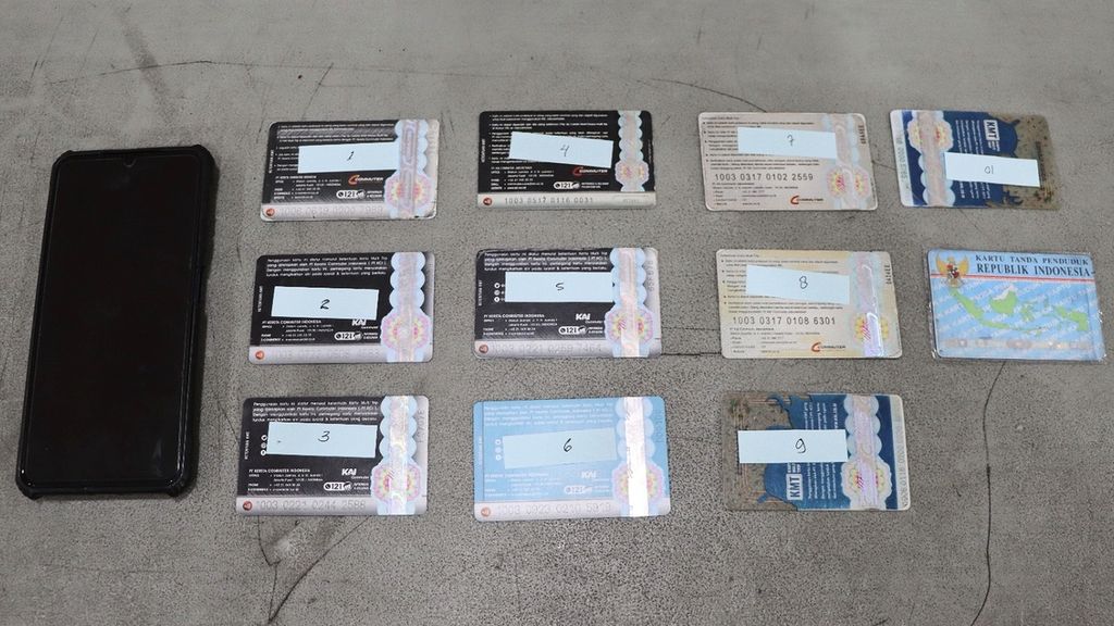 Barang bukti yang dihadirkan dalam pengungkapan kasus pembobolan sistem isi ulang saldo kartu multitrip (KMT) KAI Commuter, di Polres Metro Depok, Senin (4/3/2024). 