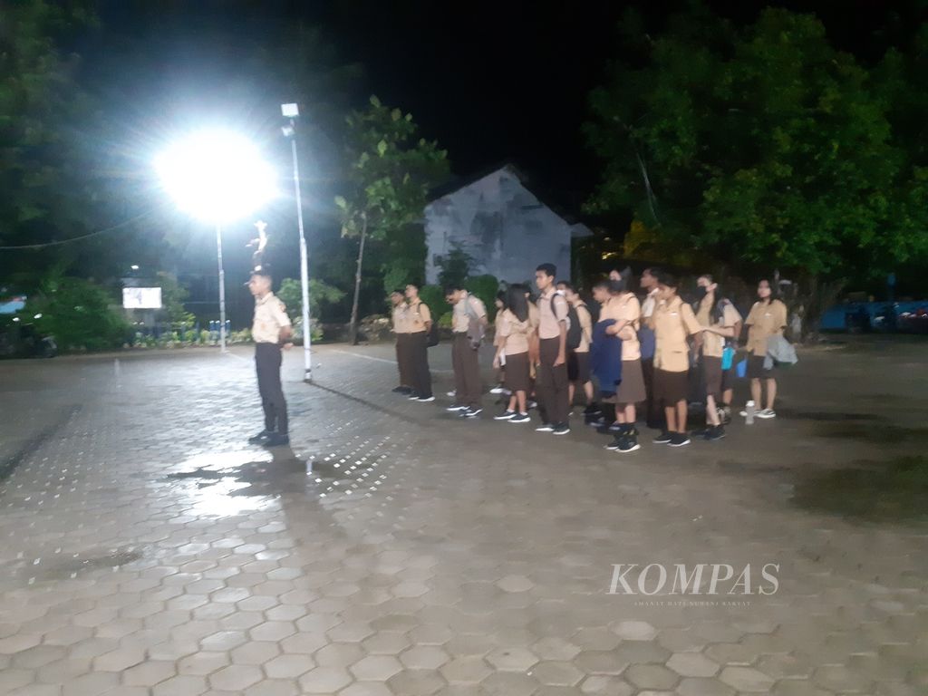 Suasana apel pagi di SMAN 1 Kota Kupang, Nusa Tenggara Timur, pada Rabu (1/3/2023). Hanya 19 dari 496 siswa yang hadir tepat waktu. Pemerintah Provinsi NTT memberlakukan jam belajar mulai pukul 05.30.