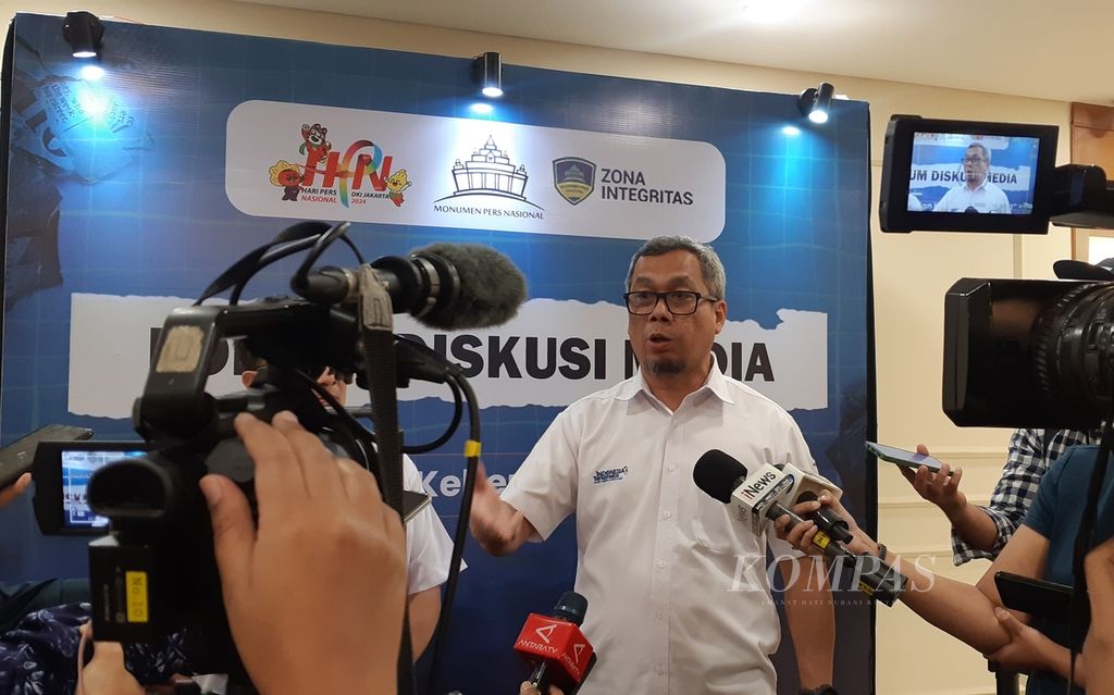Direktur Jenderal Informasi dan Komunikasi Publik Kementerian Komunikasi dan Informatika (Kominfo) Usman Kansong menjawab pertanyaan jurnalis dalam diskusi AI dan Keberlanjutan Media di Jakarta, Senin (29/1/2024).