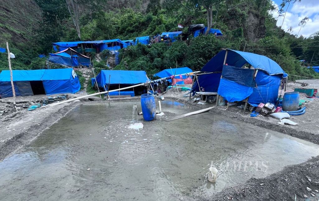 Penampakan kolam sianida yang digunakan untuk mengolah emas dari tambang emas ilegal Gunung Botak di Desa Kaiely, Buru, Maluku, Minggu (20/1/2024). Meski ditutup berulang kali oleh kepolisian, aktivitas tambang ilegal masih terus berlangsung.
