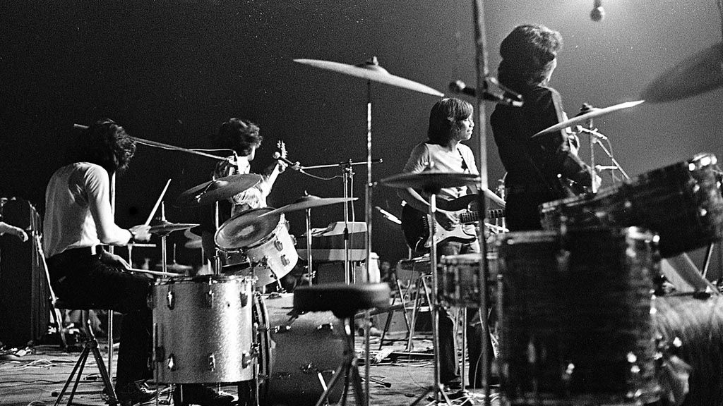 Koes Plus-- Kelompok musik pop Koes Plus, Murry (drum), Tonny Koeswoyo (gitaris, nomor dua dari kiri), dan dua gitaris serta vokalis Koesyoko (Yok) dan Koesyono (Yon) saat pentas di Jakarta, awal tahun baru Januari 1973.