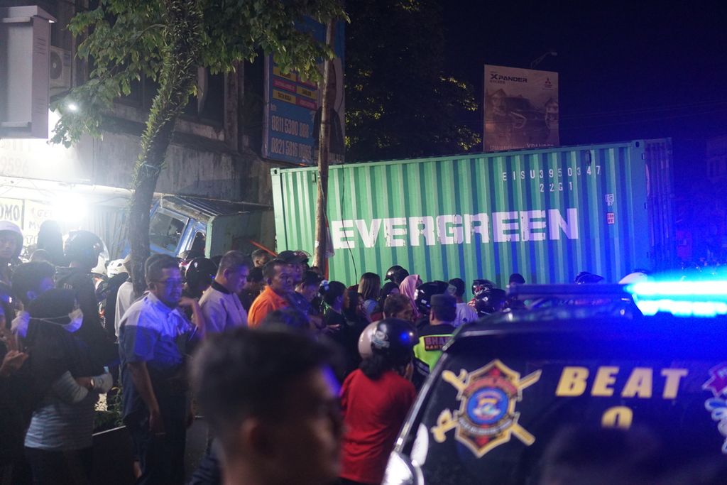 Sebuah truk yang mengangkut kontainer hilang kendali di jalan menurun Simpang Muara Rapak, Kota Balikpapan, Kalimantan Timur, sekitar pukul 22.30 Wita, Rabu (24/5/2023). 