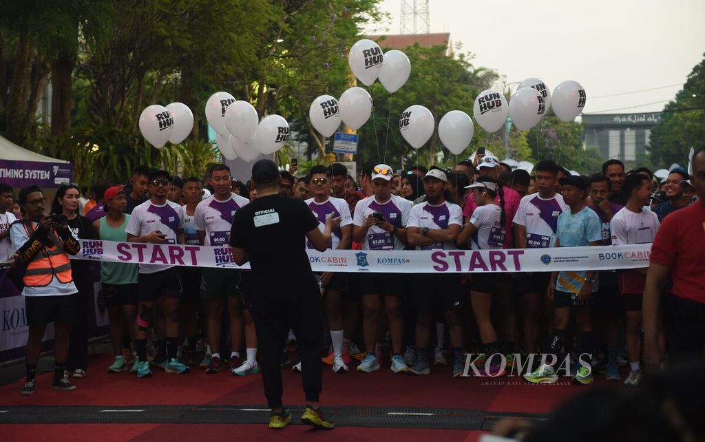 Pelari kategori 10 kilometer bersiap memulai lomba RUNHUB di Balai Kota Surabaya, Jawa Timur, Minggu (8/10/2023). 