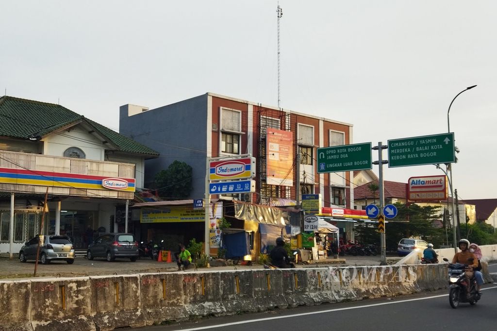 Dua minimarket berdampingan di Kota Bogor, Kamis (26/5/2022). Pemandangan ini juga banyak dijumpai di kota-kota lainnya di Indonesia. Keberadaan minimarket memudahkan warga bertransaksi dan memenuhi kebutuhan harian.