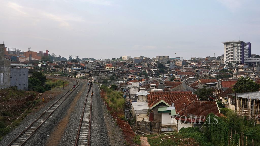 Lanskap jalur rel ganda Bogor-Sukabumi dan kepadatan pemukiman penduduk di Empang, Kota Bogor, Jawa Barat, Selasa (29/3/2022).