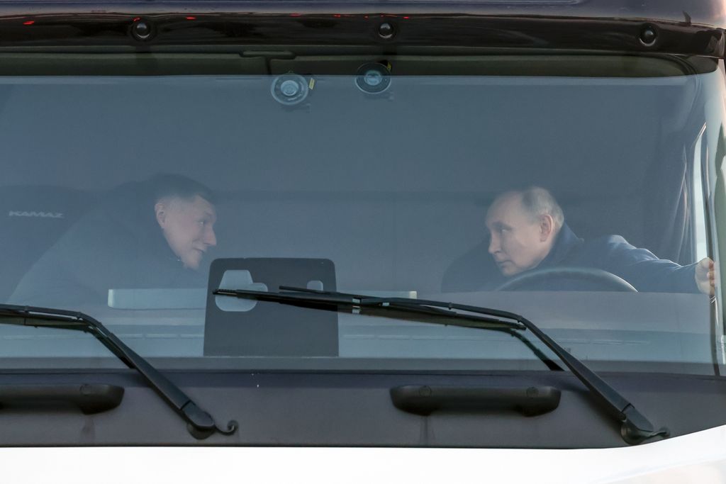 Presiden Rusia Vladimir Putin (kanan) dan Wakil Perdana Menteri Rusia Marat Khusnullin duduk di belakang kemudi truk Kamaz di jalan raya tol M12 Vostok antara Moskwa dan Kazan, ibu kota Republik Tatarstan, Rusia, Kamis (22/2/2024). 