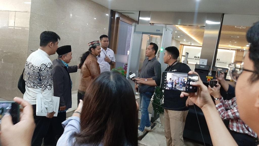 Pendiri Negara Islam Indonesia (NII) Crisis Center Ken Setiawan saat melaporkan Pemimpin Pondok Pesantren Al-Zaytun Panji Gumilang dilaporkan Badan Reserse Kriminal Polri, Jakarta, Selasa (27/6/2023).
