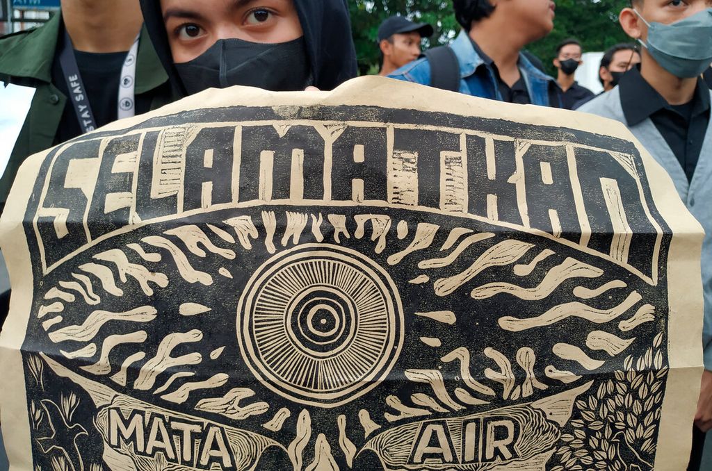 Aktivis mahasiswa membawa poster bertuliskan selamatkan mata air saat menggelar aksi solidaritas bagi warga Wadas di depan Kantor Kepolisian Daerah Jawa Tengah, Kota Semarang, Kamis (10/2/2022). 