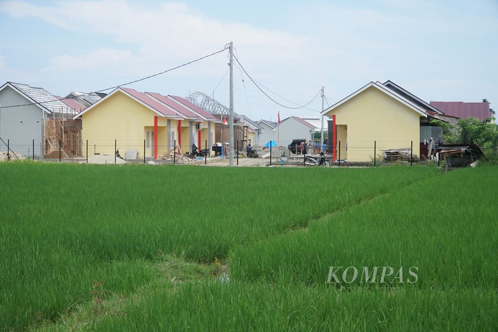 Pembangunan perumahan tengah berlangsung di bekas lahan sawah tidak produktif di Kelurahan Batipuh Panjang, Kecamatan Koto Tangah, Kota Padang, Sumatera Barat, Sabtu (26/8/2023). 